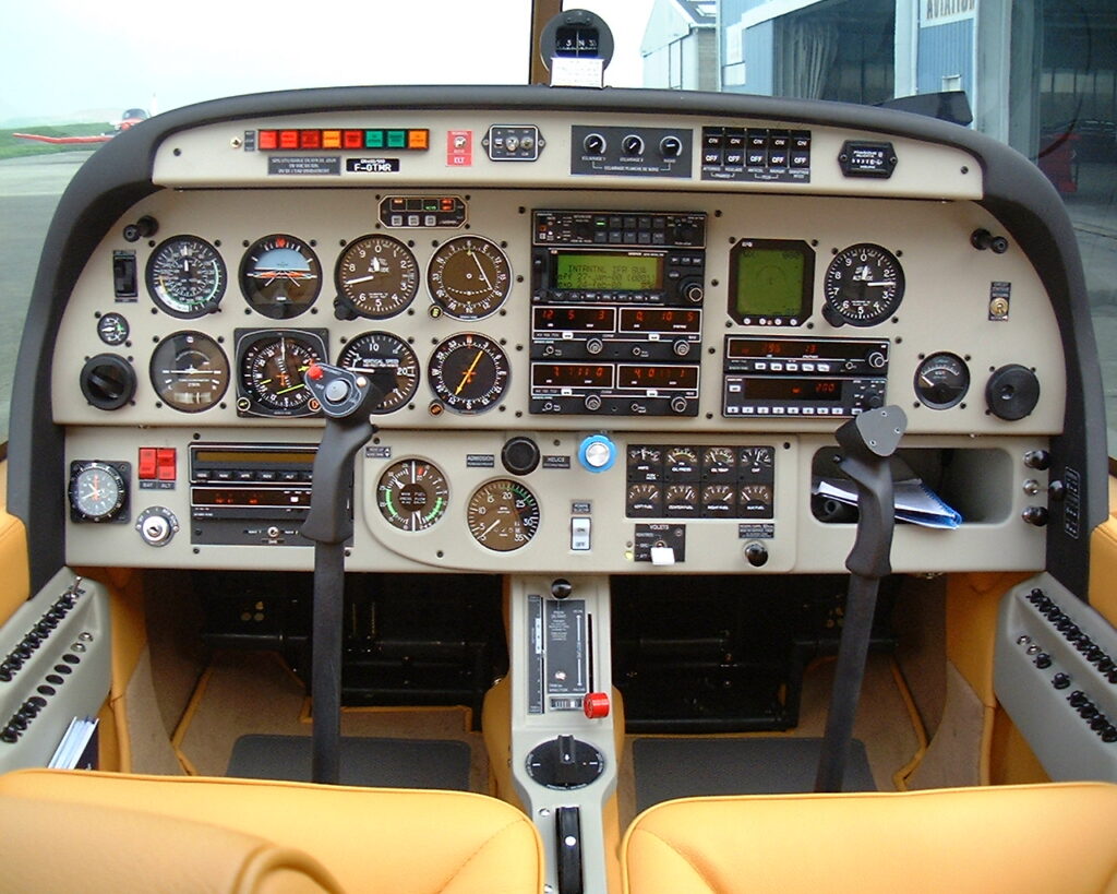 Tableau de bord d'un Robin DR500 Président, avion illustrant le récit "Le dernier vol du Président"