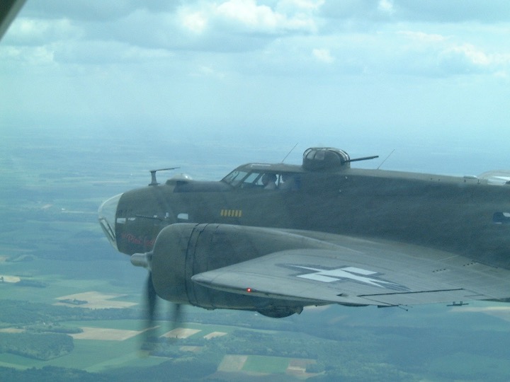 B-17 en formation rapprochée avec le Bonanza A36