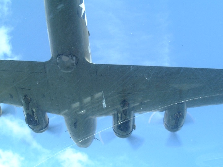 Vue sous le B-17 lors d’un passage en formation