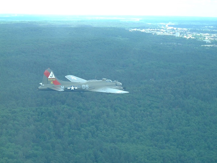 B-17 en vol au-dessus de la forêt de Fontainebleau vers Vesoul